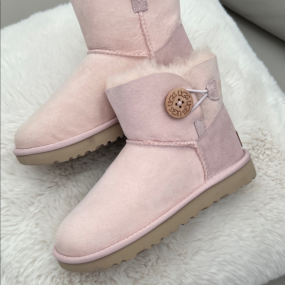 NWT - UGG Mini Bailey Button II - Sea Shell Pink 🩷